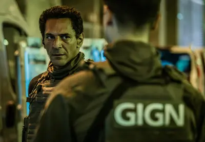 [리뷰+후기] 'GIGN: 엘리트 포스' 액션·감성 두 마리 토끼 잡으려다…진부한 통속극