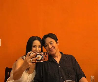 다시 함께한 남매…엄정화, '오케이 마담2' 시사회 찾은 엄태웅과 찰칵
