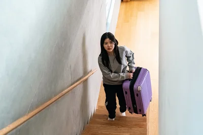 [리뷰+후기] '캐리어를 끄는 소녀' 흔한 통속극이 아닌 진짜 성장의 기록