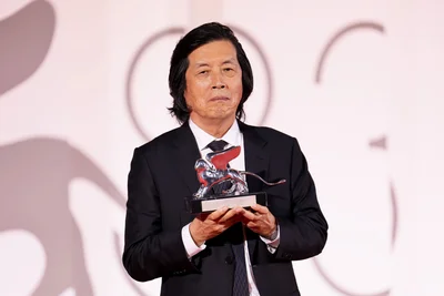 베니스 매료시킨 '가능한 사랑' 이창동 감독, 은사자상 수상