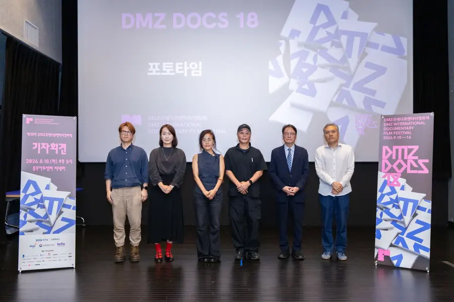 제18회 DMZ국제다큐멘터리영화제 공식 기자회견 현장, 좌측부터 조이예환 프로그래머, 문주화 프로그래머, 황윤 감독, 이명세 감독, 오동진 집행위원장, 장병원 수석 프로그래머 / 사진=DMZ국제다큐멘터리영화제 제공