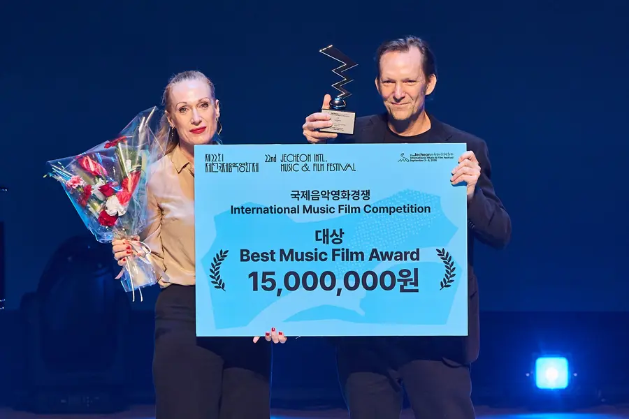국제음악영화경쟁 대상 〈그 도시에서 가장 외로운 남자〉의 티차 코비·라이너 프리멜 감독 / 사진=제천국제음악영화제 제공